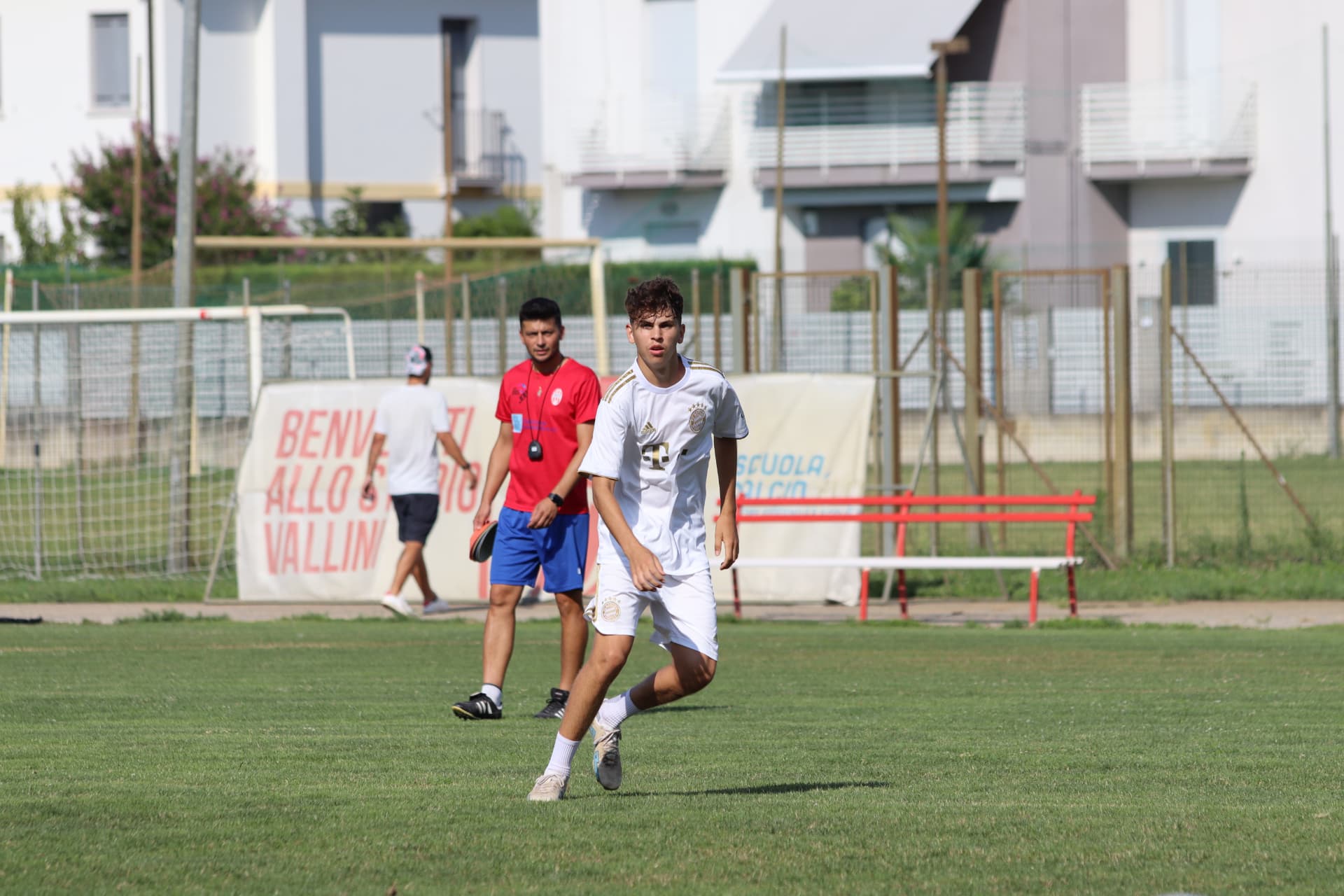 Giovane calciatore in azione durante una seduta JOP Training Center