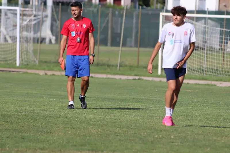 Orlando Pasetto cammina in campo accanto a un atleta durante una seduta individuale
