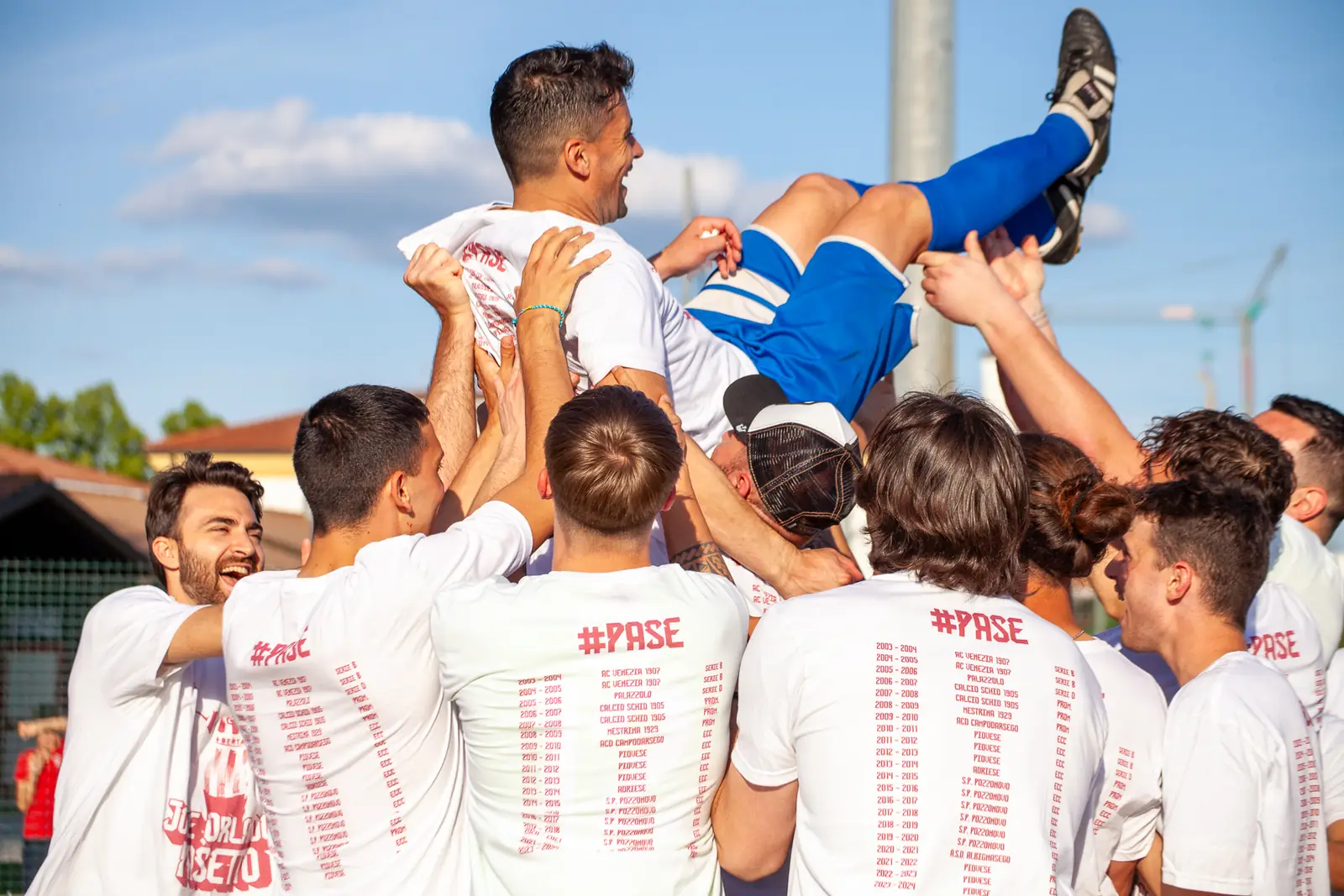 José Orlando Pasetto portato in trionfo dai compagni di squadra a fine partita