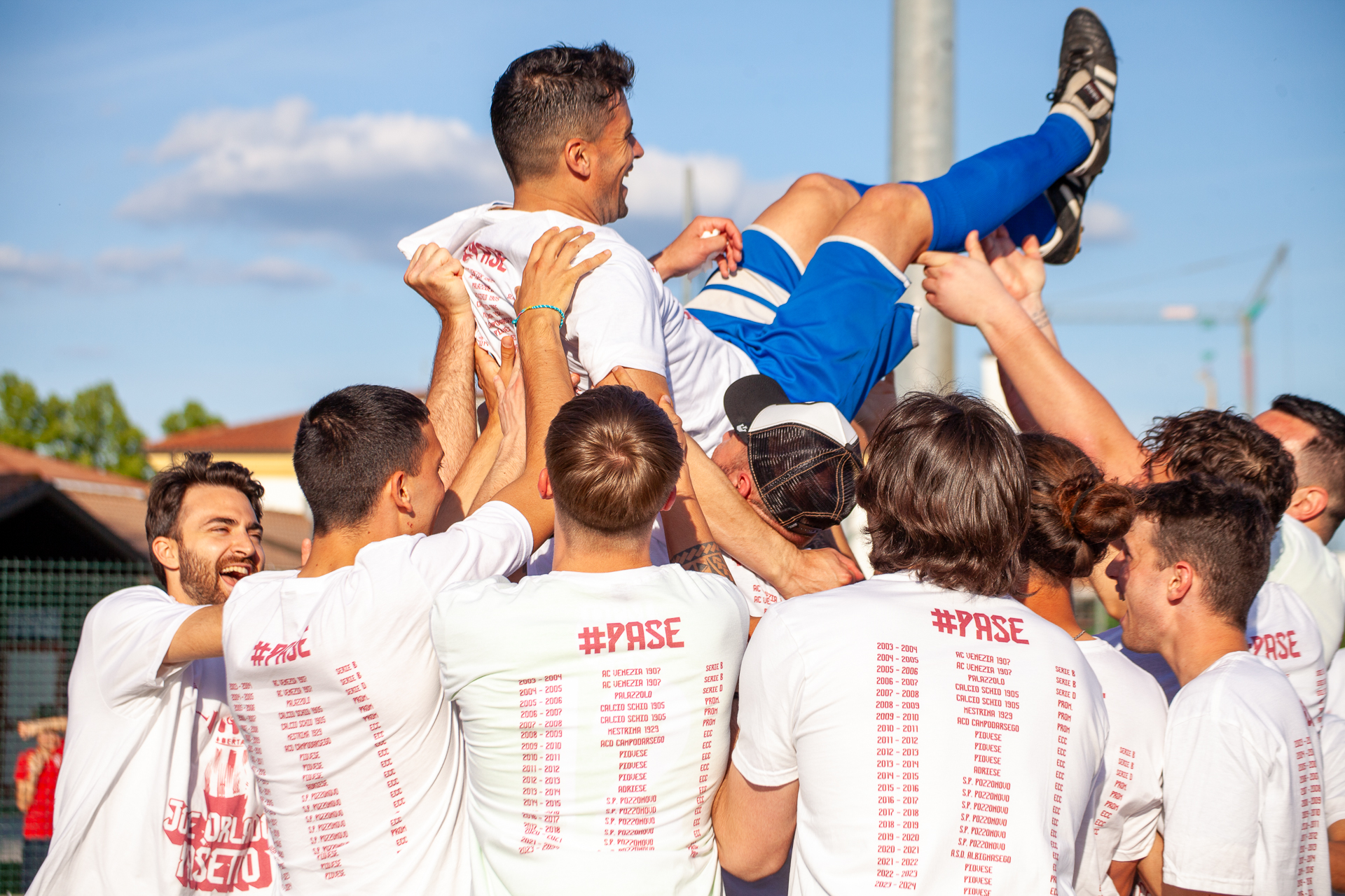 José Orlando Pasetto portato in trionfo dai compagni di squadra a fine partita